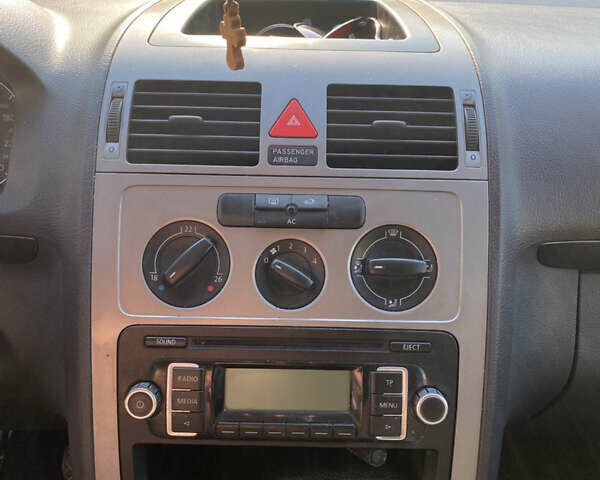 Серый Фольксваген Туран, объемом двигателя 1.6 л и пробегом 201 тыс. км за 8700 $, фото 24 на Automoto.ua