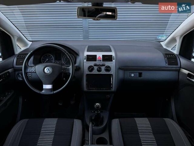 Серый Фольксваген Туран, объемом двигателя 1.6 л и пробегом 278 тыс. км за 8200 $, фото 9 на Automoto.ua