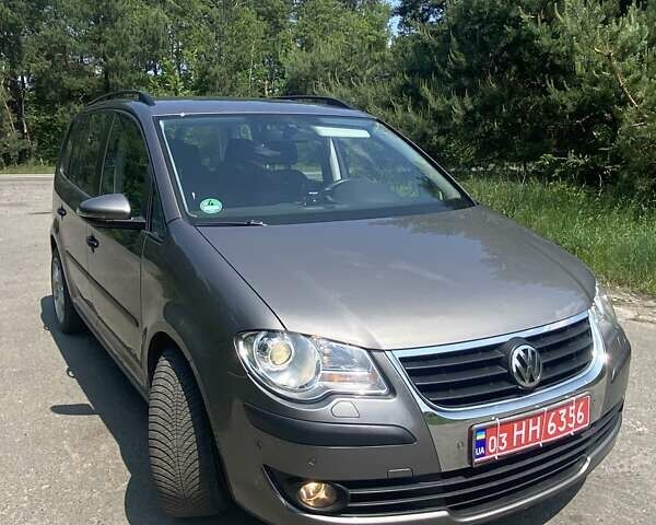 Серый Фольксваген Туран, объемом двигателя 1.6 л и пробегом 211 тыс. км за 9150 $, фото 2 на Automoto.ua