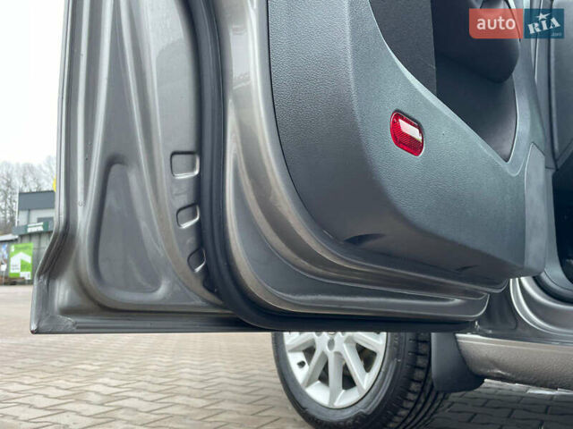 Серый Фольксваген Туран, объемом двигателя 1.6 л и пробегом 196 тыс. км за 8999 $, фото 148 на Automoto.ua