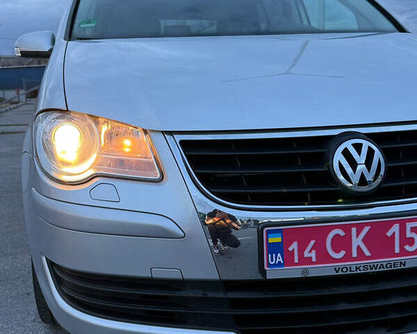 Сірий Фольксваген Туран, об'ємом двигуна 1.6 л та пробігом 212 тис. км за 8499 $, фото 2 на Automoto.ua