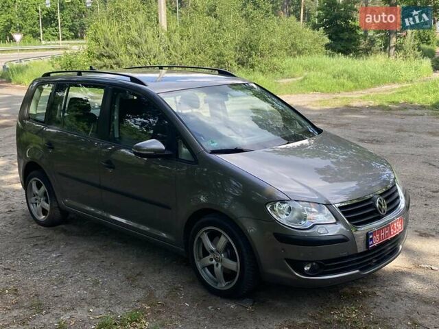 Серый Фольксваген Туран, объемом двигателя 1.6 л и пробегом 211 тыс. км за 9150 $, фото 3 на Automoto.ua
