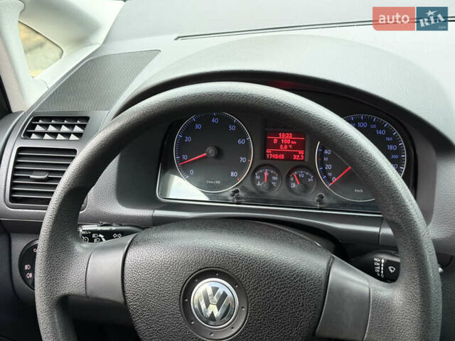 Серый Фольксваген Туран, объемом двигателя 1.6 л и пробегом 174 тыс. км за 7450 $, фото 46 на Automoto.ua