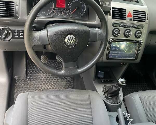 Серый Фольксваген Туран, объемом двигателя 1.6 л и пробегом 211 тыс. км за 9150 $, фото 27 на Automoto.ua