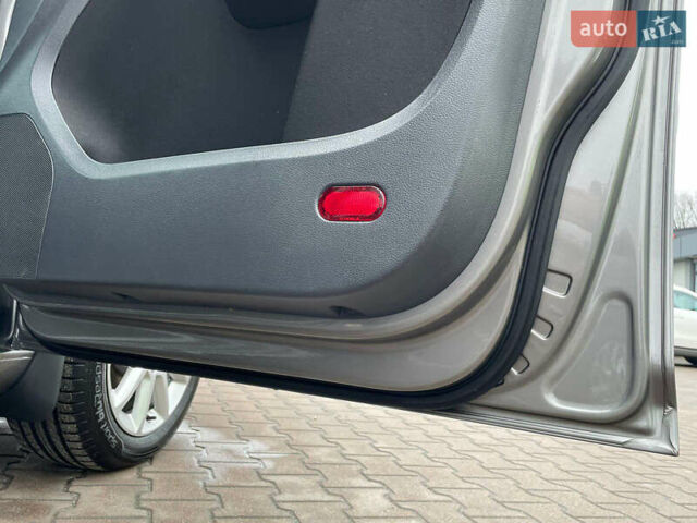 Серый Фольксваген Туран, объемом двигателя 1.6 л и пробегом 196 тыс. км за 8999 $, фото 119 на Automoto.ua
