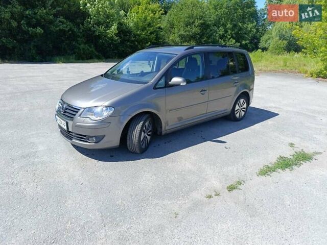 Серый Фольксваген Туран, объемом двигателя 1.9 л и пробегом 237 тыс. км за 7600 $, фото 5 на Automoto.ua
