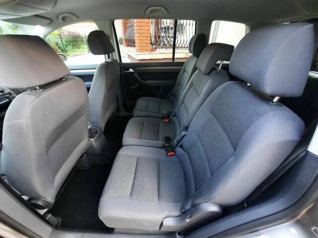 Серый Фольксваген Туран, объемом двигателя 1.6 л и пробегом 130 тыс. км за 7500 $, фото 12 на Automoto.ua