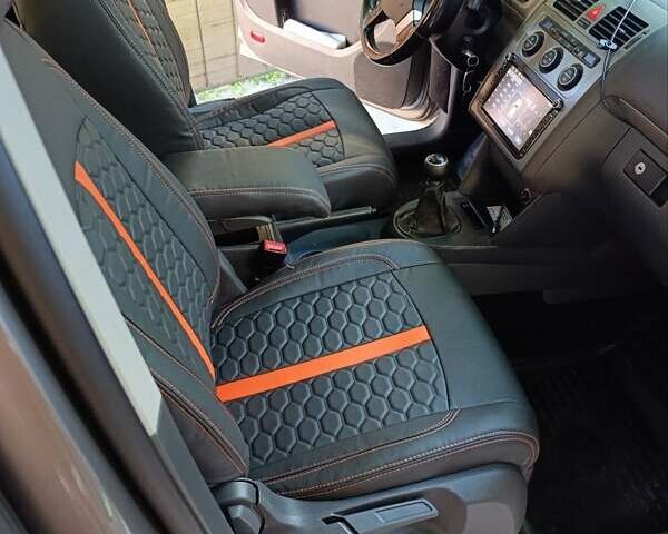 Серый Фольксваген Туран, объемом двигателя 1.9 л и пробегом 237 тыс. км за 7600 $, фото 3 на Automoto.ua