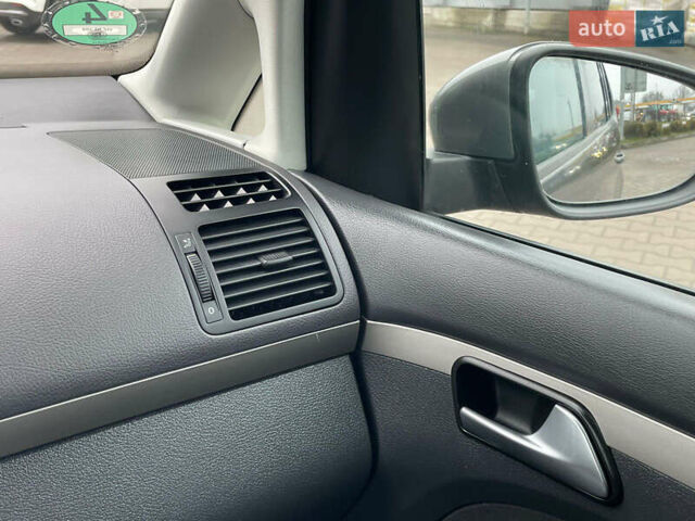 Серый Фольксваген Туран, объемом двигателя 1.6 л и пробегом 196 тыс. км за 8999 $, фото 124 на Automoto.ua