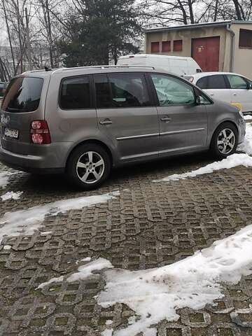 Серый Фольксваген Туран, объемом двигателя 2 л и пробегом 198 тыс. км за 7600 $, фото 2 на Automoto.ua