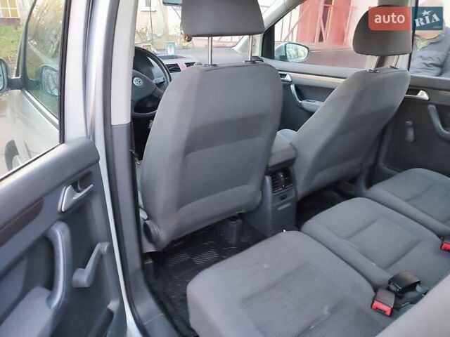 Серый Фольксваген Туран, объемом двигателя 1.6 л и пробегом 260 тыс. км за 7500 $, фото 5 на Automoto.ua