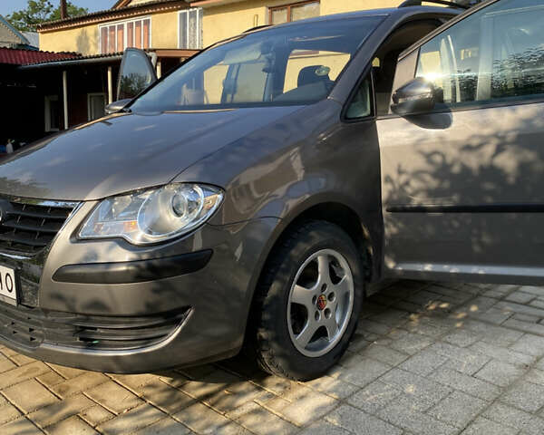 Серый Фольксваген Туран, объемом двигателя 1.6 л и пробегом 201 тыс. км за 8700 $, фото 4 на Automoto.ua