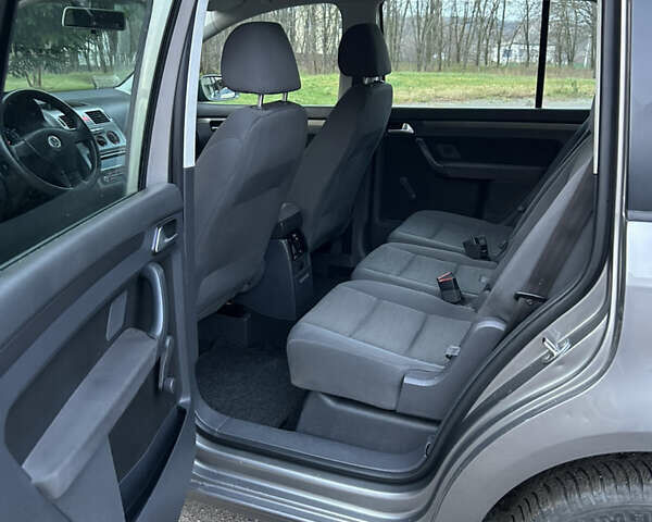 Серый Фольксваген Туран, объемом двигателя 1.6 л и пробегом 225 тыс. км за 8199 $, фото 29 на Automoto.ua