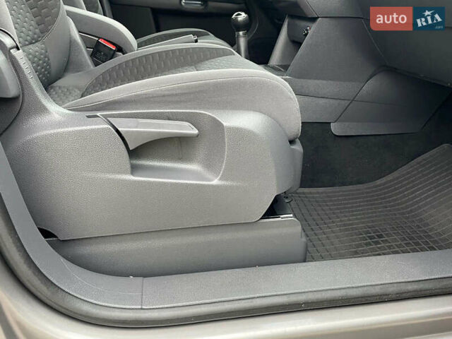 Серый Фольксваген Туран, объемом двигателя 1.6 л и пробегом 196 тыс. км за 8999 $, фото 120 на Automoto.ua