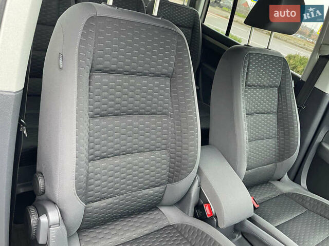 Серый Фольксваген Туран, объемом двигателя 1.6 л и пробегом 196 тыс. км за 8999 $, фото 169 на Automoto.ua