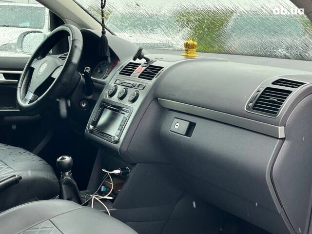 Серый Фольксваген Туран, объемом двигателя 1.4 л и пробегом 256 тыс. км за 7490 $, фото 4 на Automoto.ua