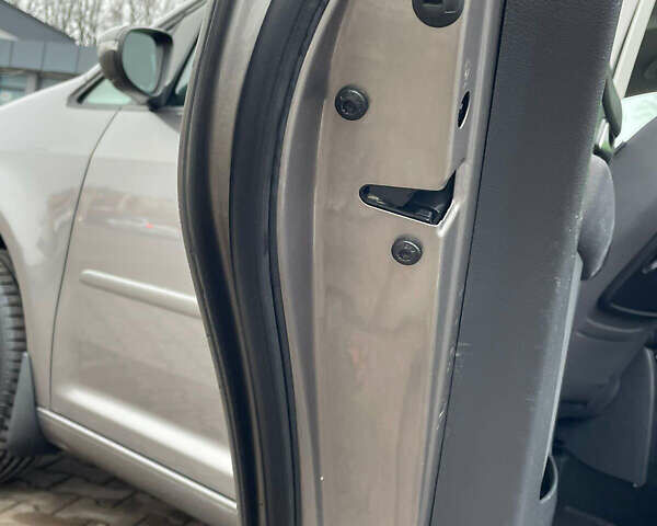 Серый Фольксваген Туран, объемом двигателя 1.6 л и пробегом 196 тыс. км за 8999 $, фото 125 на Automoto.ua