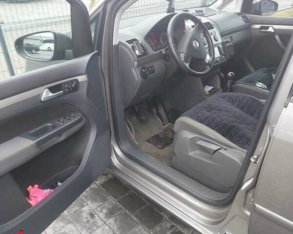 Серый Фольксваген Туран, объемом двигателя 1.97 л и пробегом 260 тыс. км за 8500 $, фото 3 на Automoto.ua