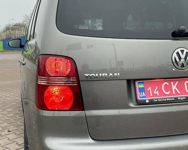 Серый Фольксваген Туран, объемом двигателя 1.6 л и пробегом 196 тыс. км за 8999 $, фото 82 на Automoto.ua