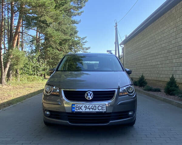 Сірий Фольксваген Туран, об'ємом двигуна 1.9 л та пробігом 238 тис. км за 8750 $, фото 4 на Automoto.ua