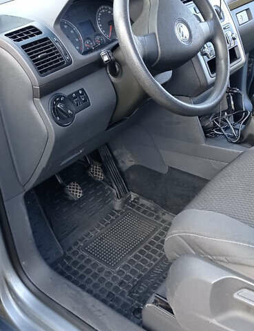 Серый Фольксваген Туран, объемом двигателя 1.6 л и пробегом 251 тыс. км за 6500 $, фото 4 на Automoto.ua