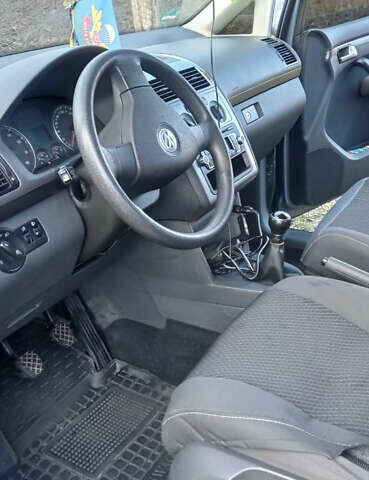 Серый Фольксваген Туран, объемом двигателя 1.6 л и пробегом 251 тыс. км за 6500 $, фото 3 на Automoto.ua