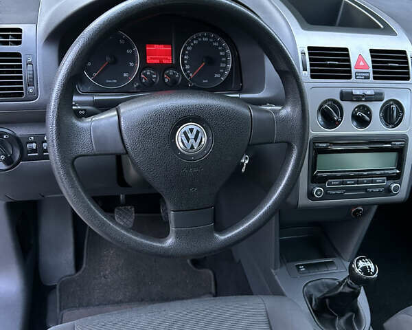 Серый Фольксваген Туран, объемом двигателя 1.6 л и пробегом 225 тыс. км за 8199 $, фото 31 на Automoto.ua