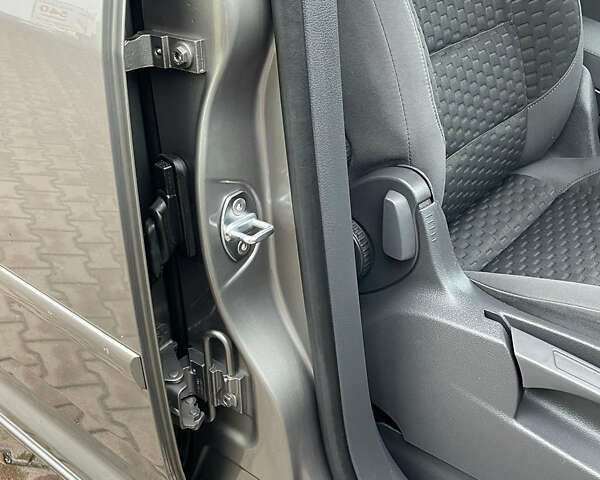 Серый Фольксваген Туран, объемом двигателя 1.6 л и пробегом 196 тыс. км за 8999 $, фото 108 на Automoto.ua