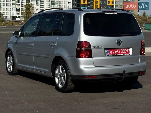Серый Фольксваген Туран, объемом двигателя 1.6 л и пробегом 278 тыс. км за 8200 $, фото 1 на Automoto.ua