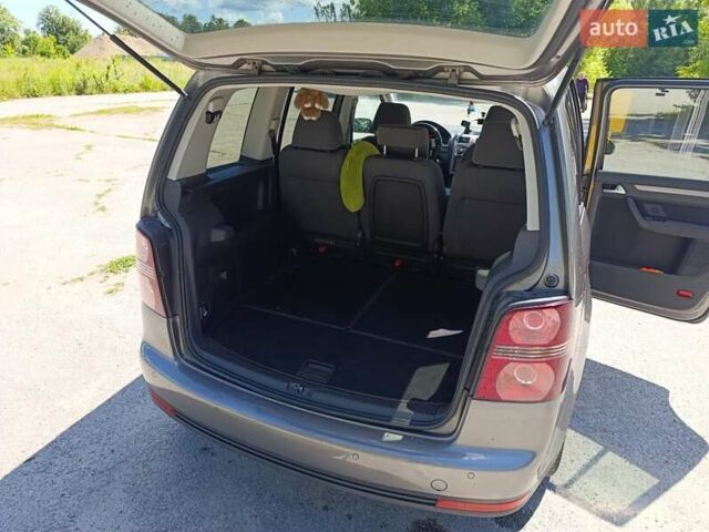 Серый Фольксваген Туран, объемом двигателя 1.9 л и пробегом 237 тыс. км за 7600 $, фото 12 на Automoto.ua