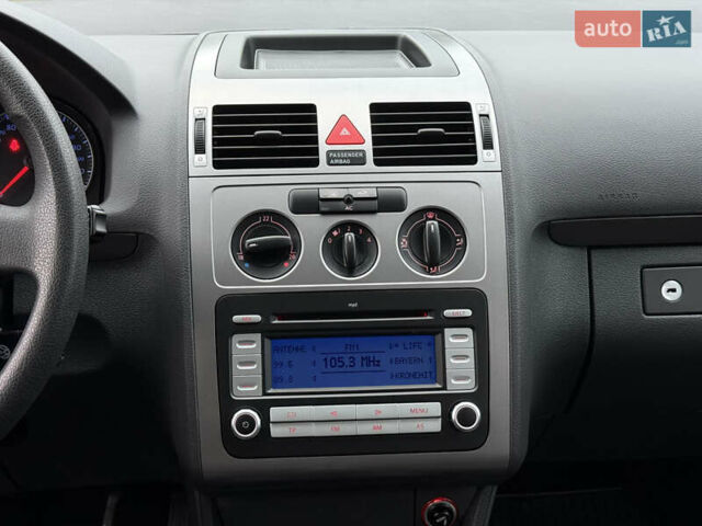 Серый Фольксваген Туран, объемом двигателя 1.6 л и пробегом 174 тыс. км за 7550 $, фото 53 на Automoto.ua