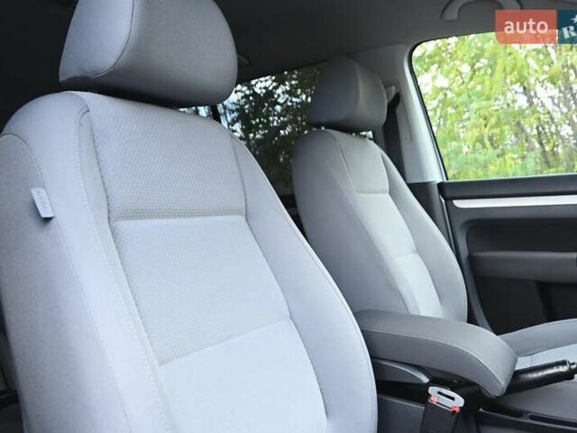 Сірий Фольксваген Туран, об'ємом двигуна 2 л та пробігом 190 тис. км за 9500 $, фото 50 на Automoto.ua