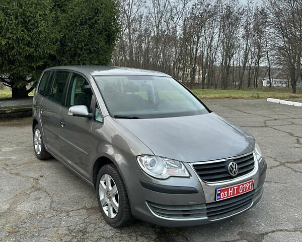 Серый Фольксваген Туран, объемом двигателя 1.6 л и пробегом 225 тыс. км за 8199 $, фото 4 на Automoto.ua