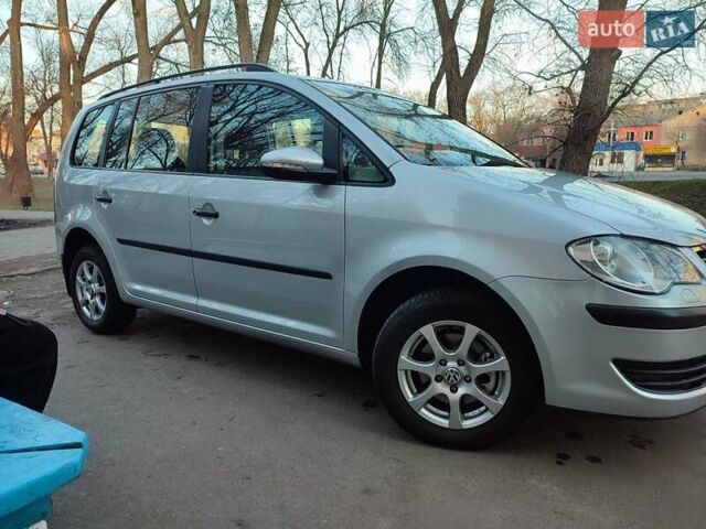 Серый Фольксваген Туран, объемом двигателя 1.6 л и пробегом 260 тыс. км за 7500 $, фото 2 на Automoto.ua