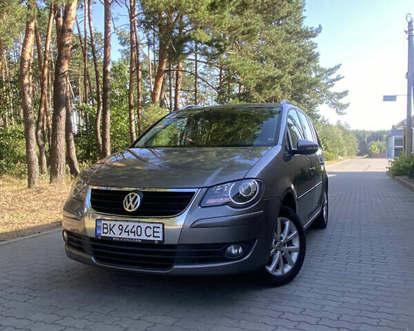 Сірий Фольксваген Туран, об'ємом двигуна 1.9 л та пробігом 238 тис. км за 8750 $, фото 1 на Automoto.ua