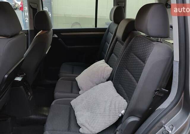 Сірий Фольксваген Туран, об'ємом двигуна 1.97 л та пробігом 214 тис. км за 6500 $, фото 1 на Automoto.ua