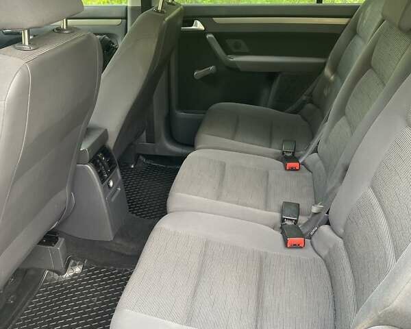 Серый Фольксваген Туран, объемом двигателя 1.6 л и пробегом 211 тыс. км за 9150 $, фото 19 на Automoto.ua