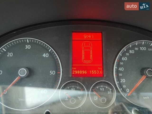 Серый Фольксваген Туран, объемом двигателя 1.9 л и пробегом 298 тыс. км за 7600 $, фото 2 на Automoto.ua