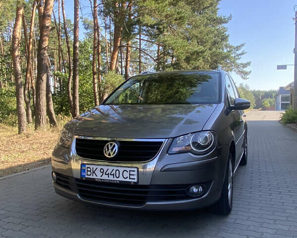 Сірий Фольксваген Туран, об'ємом двигуна 1.9 л та пробігом 238 тис. км за 8750 $, фото 5 на Automoto.ua