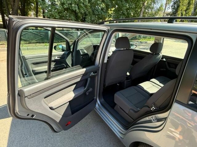 Серый Фольксваген Туран, объемом двигателя 1.9 л и пробегом 235 тыс. км за 9100 $, фото 7 на Automoto.ua