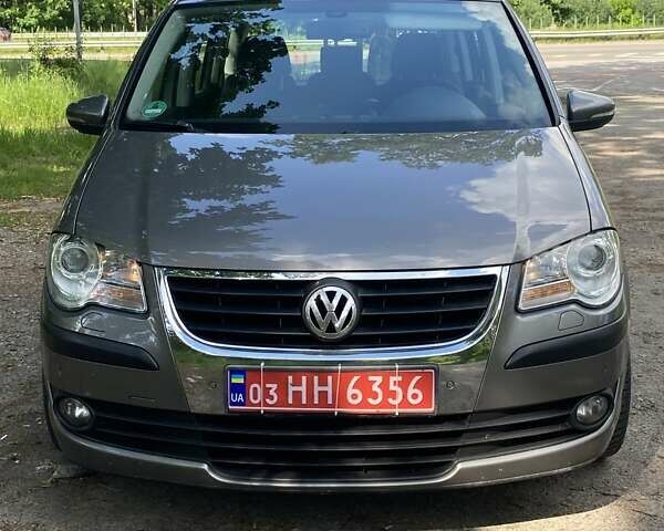 Серый Фольксваген Туран, объемом двигателя 1.6 л и пробегом 211 тыс. км за 9150 $, фото 1 на Automoto.ua
