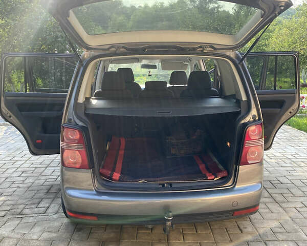 Серый Фольксваген Туран, объемом двигателя 1.6 л и пробегом 201 тыс. км за 8700 $, фото 9 на Automoto.ua