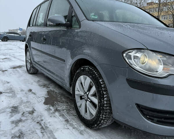 Сірий Фольксваген Туран, об'ємом двигуна 1.6 л та пробігом 234 тис. км за 8450 $, фото 18 на Automoto.ua