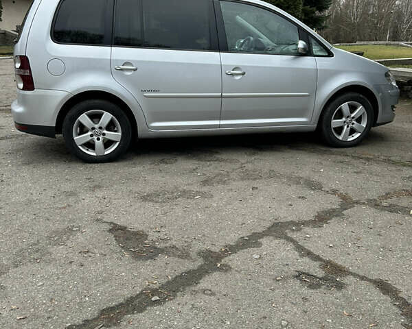 Серый Фольксваген Туран, объемом двигателя 1.6 л и пробегом 221 тыс. км за 8250 $, фото 22 на Automoto.ua