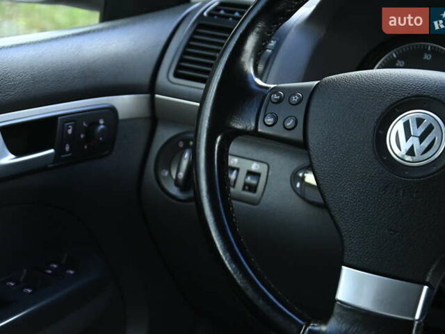 Сірий Фольксваген Туран, об'ємом двигуна 2 л та пробігом 190 тис. км за 9500 $, фото 44 на Automoto.ua