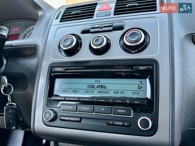 Серый Фольксваген Туран, объемом двигателя 1.6 л и пробегом 190 тыс. км за 7200 $, фото 36 на Automoto.ua