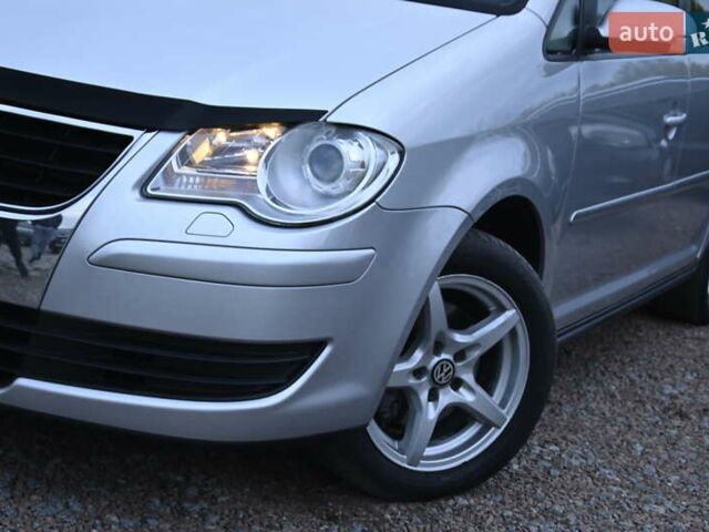 Сірий Фольксваген Туран, об'ємом двигуна 2 л та пробігом 190 тис. км за 9500 $, фото 5 на Automoto.ua