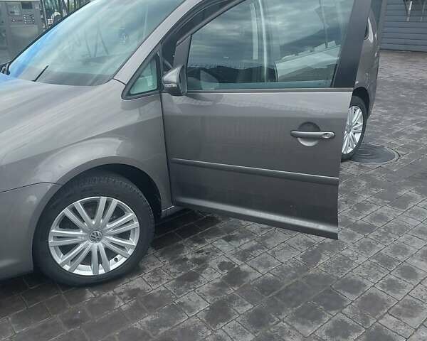 Серый Фольксваген Туран, объемом двигателя 1.97 л и пробегом 260 тыс. км за 8500 $, фото 1 на Automoto.ua