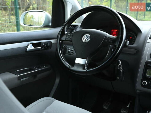 Сірий Фольксваген Туран, об'ємом двигуна 2 л та пробігом 190 тис. км за 9500 $, фото 45 на Automoto.ua