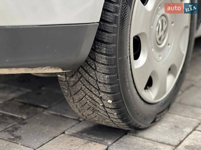 Серый Фольксваген Туран, объемом двигателя 1.6 л и пробегом 198 тыс. км за 8399 $, фото 49 на Automoto.ua